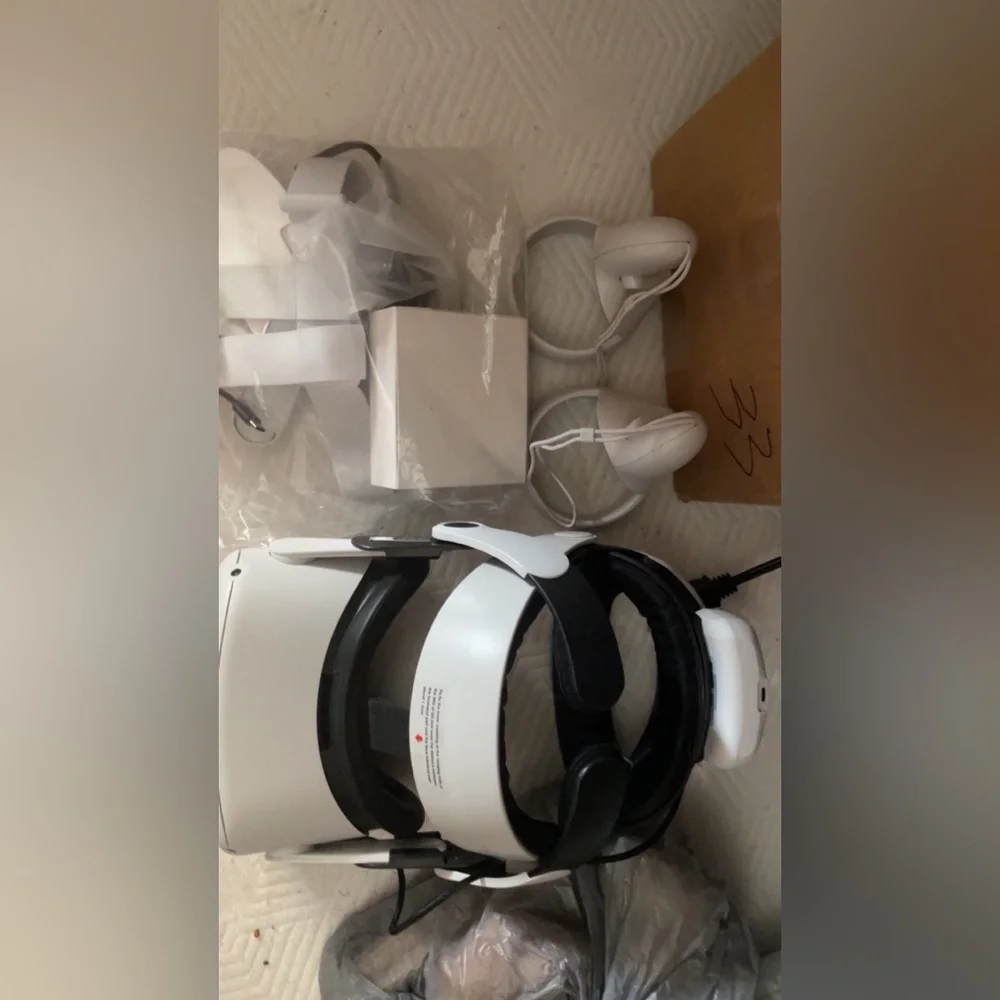 Oculus quest 2 256GB with headstrap and battery pack